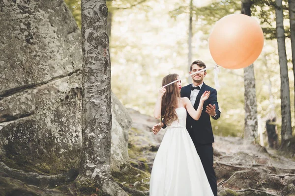 Genç komik mutlu evlilik çift balon ile açık havada