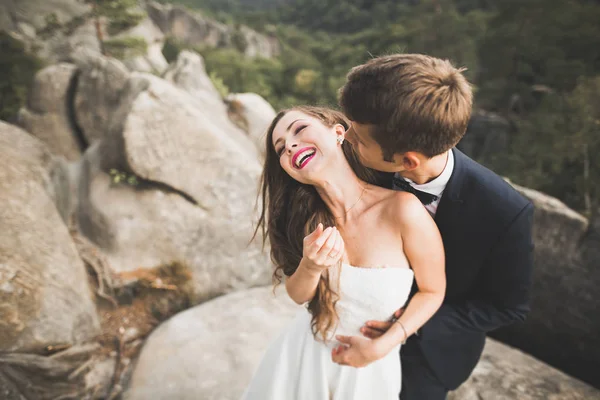 Sinnliches Porträt eines jungen Hochzeitspaares. Draußen — Stockfoto