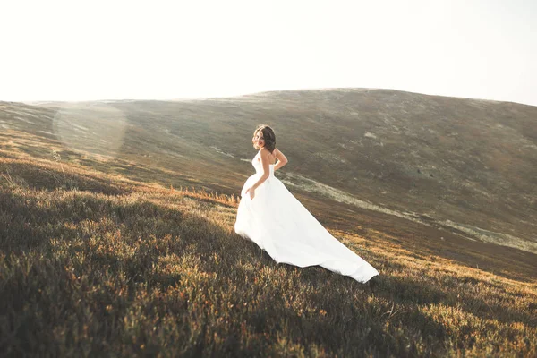Mulher de beleza, noiva com perfeito vestido branco fundo montanhas — Fotografia de Stock