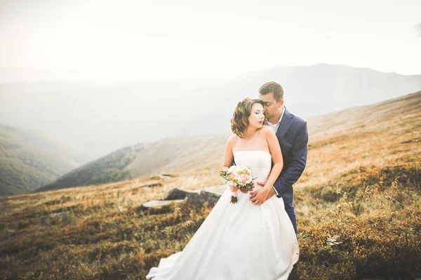 Sinnliches Porträt eines jungen Hochzeitspaares. Draußen — Stockfoto