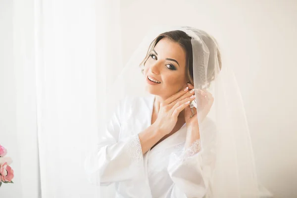 Portrait of beautiful bride with fashion veil at wedding morning. — Stock Photo, Image