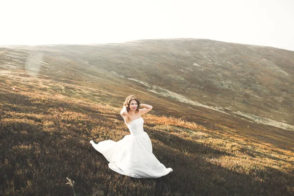 Красавица, невеста с идеальным белым платьем на фоне гор — стоковое фото