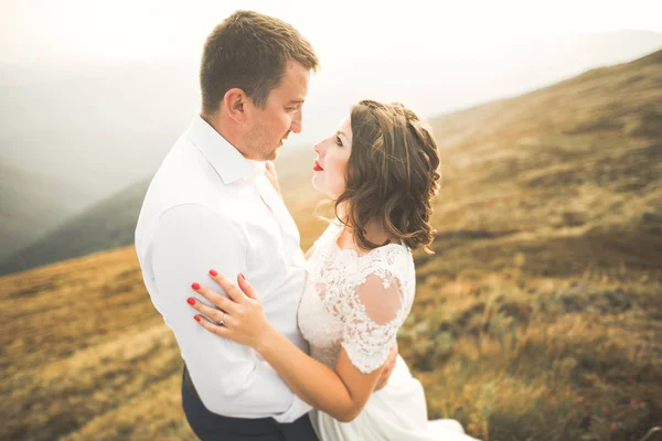 Hermosa novia hermosa posando para el novio y divertirse, ceremonia de lujo en las montañas con una vista increíble, espacio para el texto, pareja de boda —  Fotos de Stock