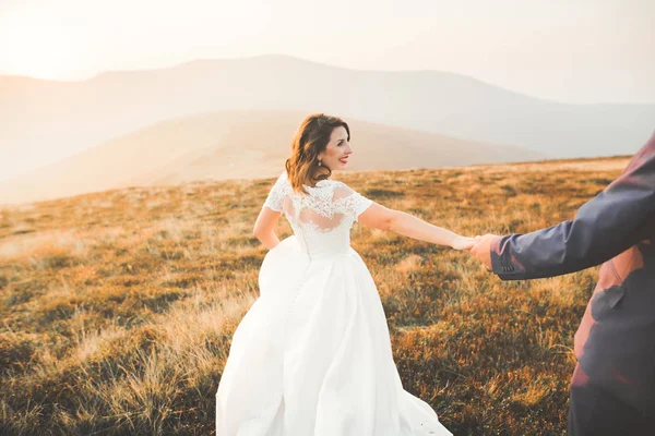 Schöne wunderschöne Braut posiert für Bräutigam und Spaß haben, luxuriöse Zeremonie in den Bergen mit herrlicher Aussicht, Platz für Text, Hochzeitspaar — Stockfoto