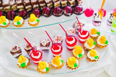 Düğün şekeri büfesinde lezzetli tatlılar, tatlılar, kekler.