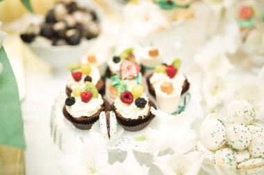 Enfes ve lezzetli bir tatlı masası ve resepsiyonda kapkek fotoğrafları.