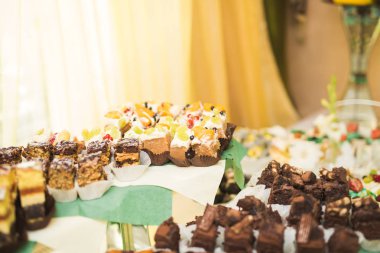 Bir büfe üzerinde pişmiş tatlı çeşitleri