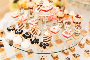 Bir büfe üzerinde pişmiş tatlı çeşitleri