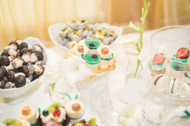 Enfes ve lezzetli bir tatlı masası ve resepsiyonda kapkek fotoğrafları.