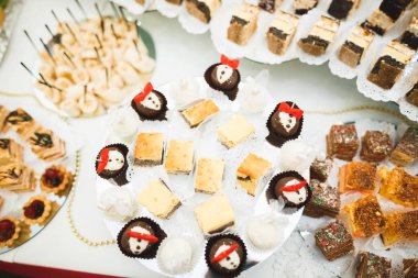 Düğün şekeri büfesinde lezzetli tatlılar, tatlılar, kekler.