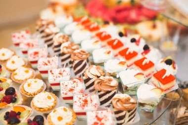 Düğün şekeri büfesinde lezzetli tatlılar, tatlılar, kekler.