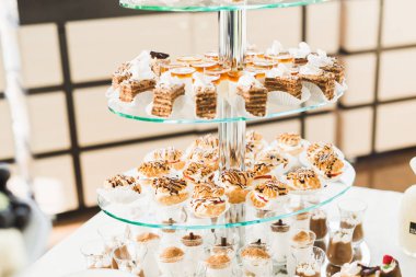 Bir büfe üzerinde pişmiş tatlı çeşitleri