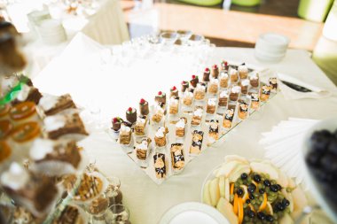 Düğün şekeri büfesinde lezzetli tatlılar, tatlılar, kekler.