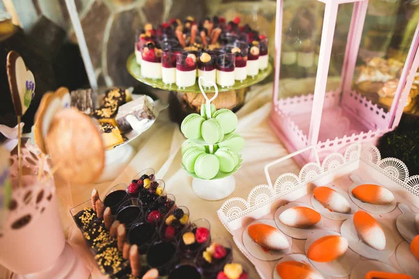 Verschiedene Arten von gebackenen Süßigkeiten auf einem Buffet — Stockfoto