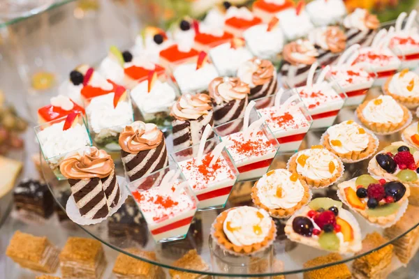 Deliciosa y sabrosa mesa de postres con cupcakes en primer plano de recepción — Foto de Stock