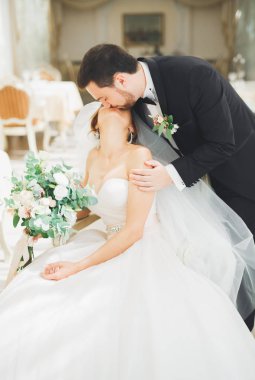 Muhteşem damat yavaşça sarılma şık gelin. Lüks düğün çift şehvetli an