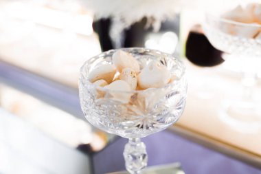 Bir büfe üzerinde pişmiş tatlı çeşitleri