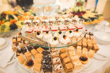 Düğün şekeri büfesinde lezzetli tatlılar, tatlılar, kekler.