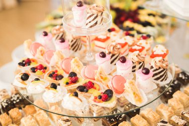 Bir büfe üzerinde pişmiş tatlı çeşitleri