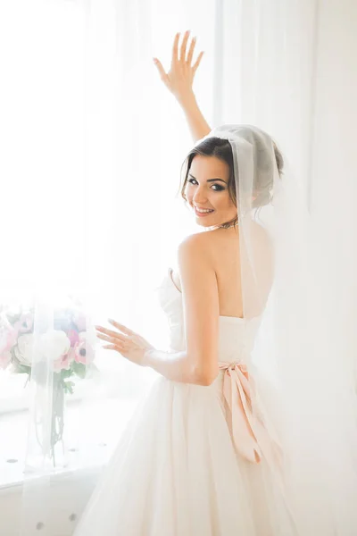 Retrato de noiva bonita com véu de moda na manhã do casamento. — Fotografia de Stock