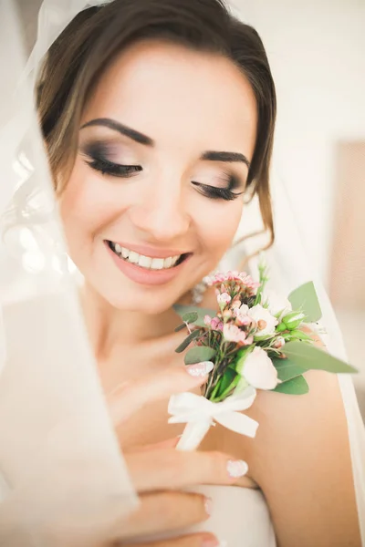 Porträtt av vacker brud med mode slöja på bröllopsmorgonen. — Stockfoto