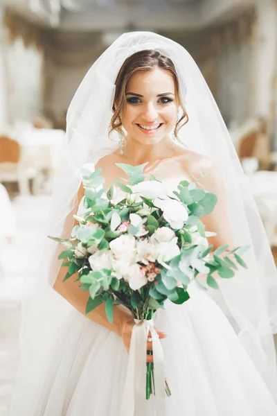 Gyönyörű menyasszony bouquet és egy luxus fehér ruhában — Stock Fotó