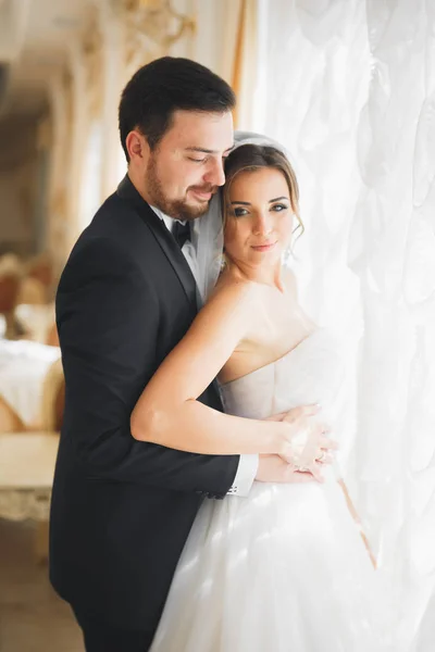 Esküvői fotózást az ifjú pár pózol egy gyönyörű szálloda — Stock Fotó