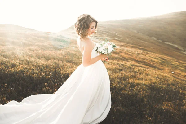 Bellezza donna, sposa con perfetto abito bianco sfondo montagne — Foto Stock