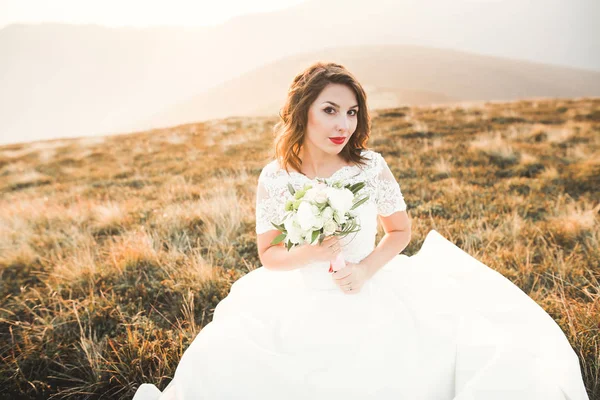 Bellezza donna, sposa con perfetto abito bianco sfondo montagne — Foto Stock