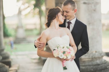 Sadece evli pozlar ve arka plan üzerinde eski bir kale ile öpüşme