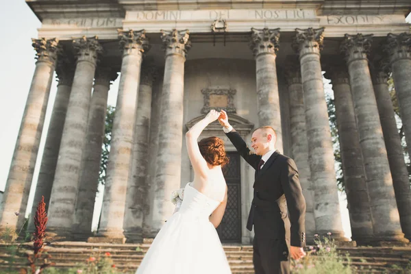 İnanılmaz mutlu nazik stil güzel romantik beyaz çift arka planda antik barok kalesinde — Stok fotoğraf