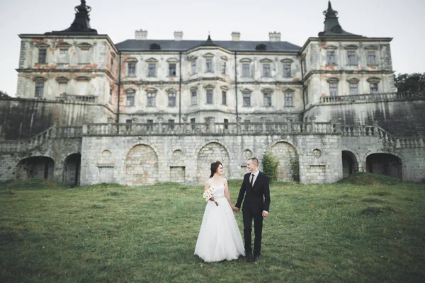 İnanılmaz mutlu nazik stil güzel romantik beyaz çift arka planda antik barok kalesinde — Stok fotoğraf
