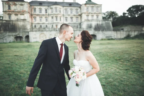 Incrível feliz suave elegante lindo casal caucasiano romântico no fundo antigo castelo barroco — Fotografia de Stock