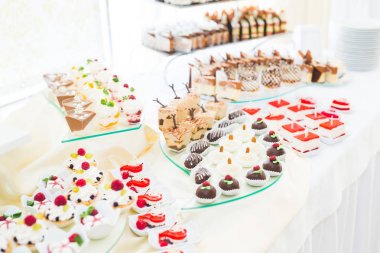 Düğün şekeri büfesinde lezzetli tatlılar, tatlılar, kekler.