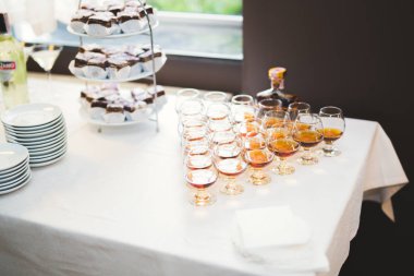 Bir büfe üzerinde pişmiş tatlı çeşitleri