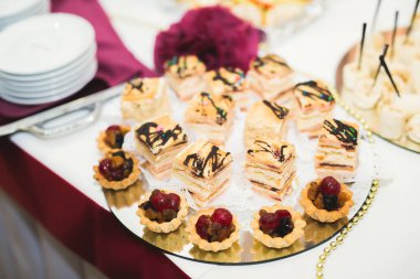 Düğün şekeri büfesinde lezzetli tatlılar, tatlılar, kekler.