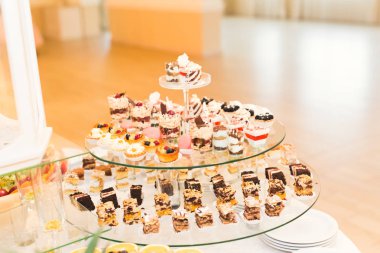 Düğün şekeri büfesinde lezzetli tatlılar, tatlılar, kekler.