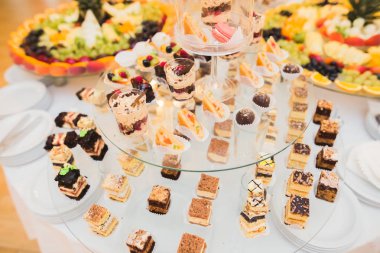 Düğün şekeri büfesinde lezzetli tatlılar, tatlılar, kekler.