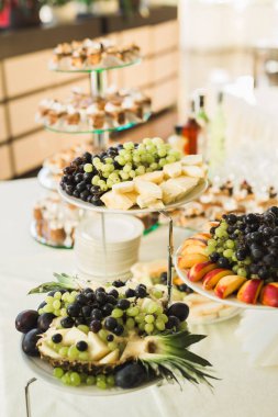 Düğün şekeri büfesinde lezzetli tatlılar, tatlılar, kekler.