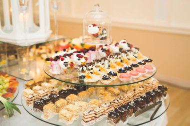 Düğün şekeri büfesinde lezzetli tatlılar, tatlılar, kekler.