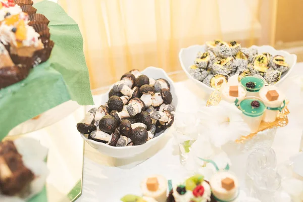 Pyszny i smaczny stół deserowy z babeczkami w recepcji zbliżenie — Zdjęcie stockowe