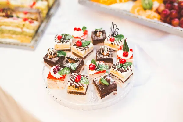 Diversi tipi di dolci al forno su un buffet — Foto Stock