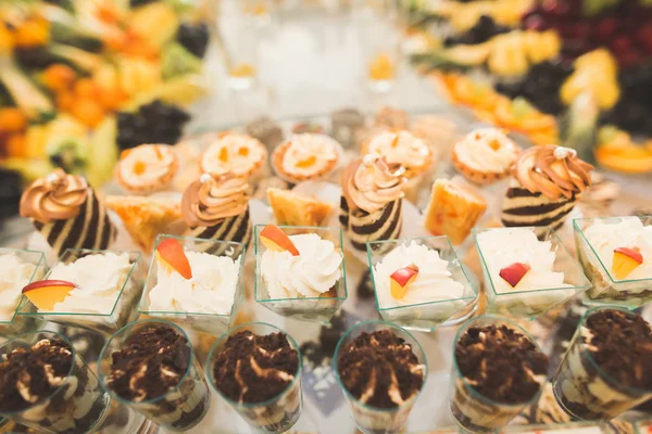 Różnego rodzaju pieczone słodycze, na Bufet — Zdjęcie stockowe
