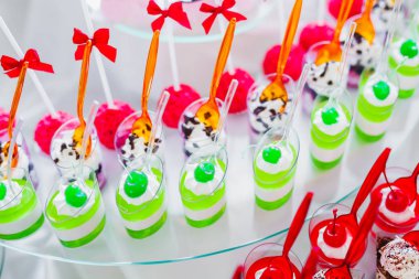 Bir büfe üzerinde pişmiş tatlı çeşitleri