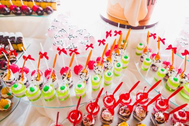 Düğün şekeri büfesinde lezzetli tatlılar, tatlılar, kekler.