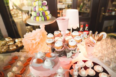 Bir büfe üzerinde pişmiş tatlı çeşitleri