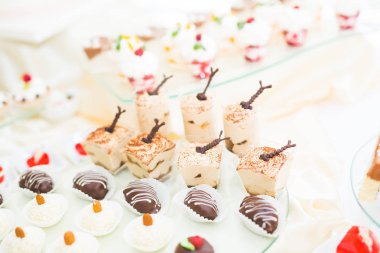 Düğün şekeri büfesinde lezzetli tatlılar, tatlılar, kekler.