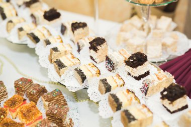 Bir büfe üzerinde pişmiş tatlı çeşitleri