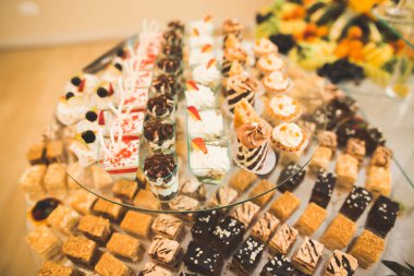 Enfes ve lezzetli bir tatlı masası ve resepsiyonda kapkek fotoğrafları.