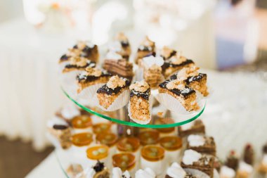 Bir büfe üzerinde pişmiş tatlı çeşitleri